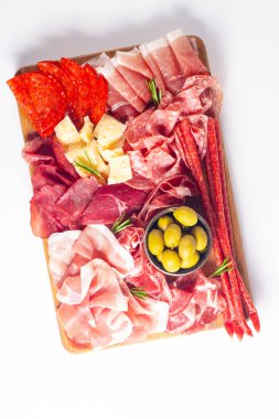 Şarküteri tahtası. Salamlı, jambonlu ve jambonlu et ve peynir tabağı aperatifleri.
