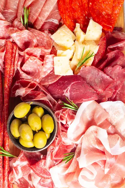 Şarküteri tahtası. Salamlı, jambonlu ve jambonlu et ve peynir tabağı aperatifleri.