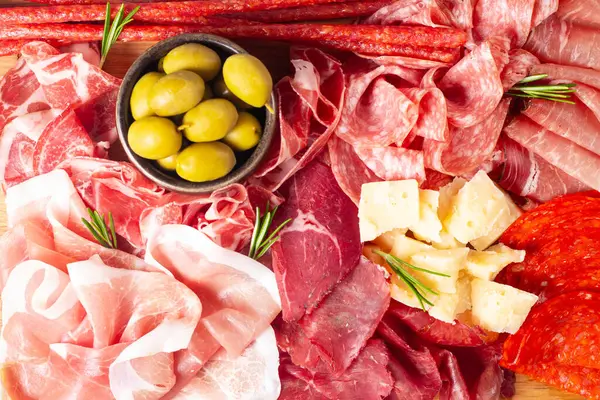 Şarküteri tahtası. Salamlı, jambonlu ve jambonlu et ve peynir tabağı aperatifleri.