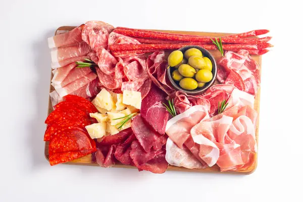Şarküteri tahtası. Salamlı, jambonlu ve jambonlu et ve peynir tabağı aperatifleri.