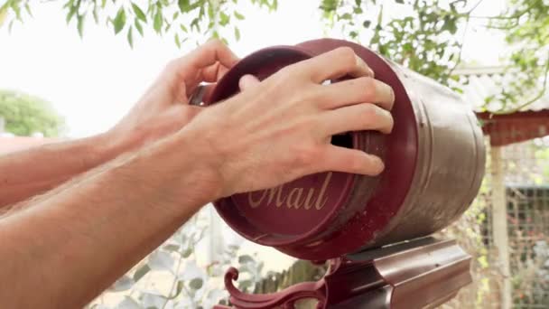 Человек Прикрепляет Красном Почтовом Ящике Табличку Нежелательной Почтой — стоковое видео