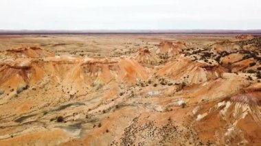 Avustralya 'nın kırsalında, havadan, aşınmış turuncu çöl dağları. Konum Boyalı Çöl, Güney Avustralya.