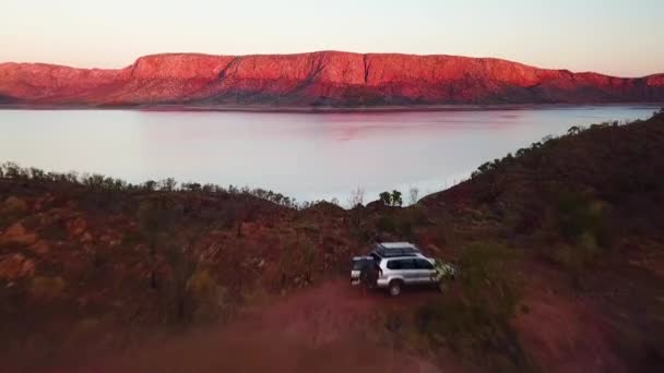 Aerial 4X4 Parkoló Autó Mellett Kék Piros Hegyek Ausztrál Szabadban — Stock videók