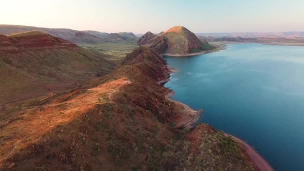 Aerial Lake Argyle Környező Vörös Hegyek Ausztráliában Outback Alkonyatkor — Stock videók
