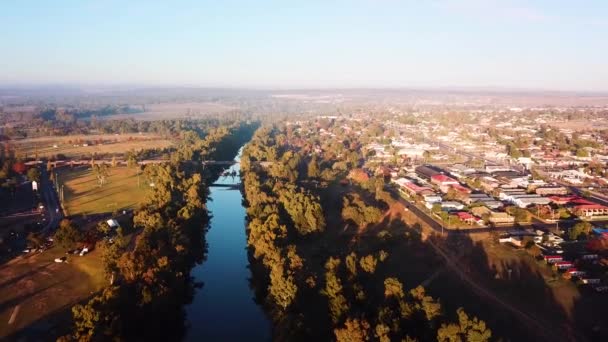 静かな川の農村部の町 早朝霧の朝を実行しているの空中 場所ダブボ ニューサウスウェールズ州 オーストラリア — ストック動画