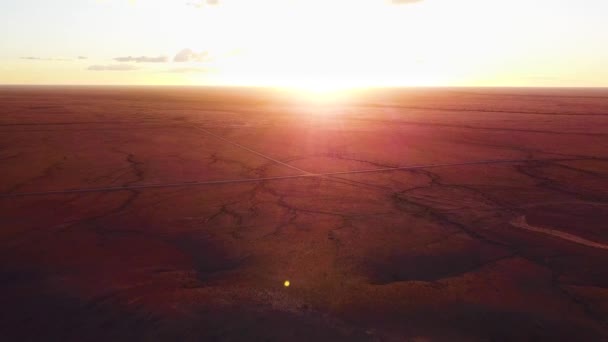 Воздушный Яркий Закат Над Красными Пустынными Равнинами Лосьон Плейнс Австралия — стоковое видео