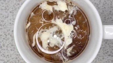 Kahve krema ve hindistan cevizi yağıyla karıştırılmış, kabın içinde, üstten aşağı, kapat, yavaş çekim