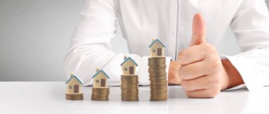 Ev Yapısı, iş yeri fikri, model ev ve madeni para.