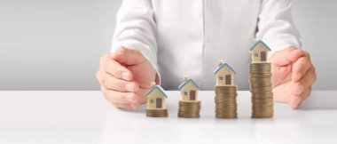 Ev Yapısı, iş yeri fikri, model ev ve madeni para.