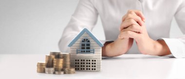 Ev Yapısı, iş yeri fikri, model ev ve madeni para.