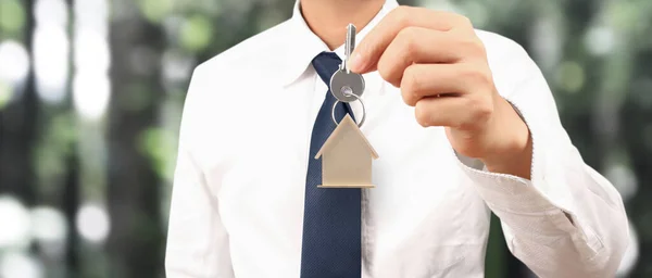 Immobilienmakler Übergibt Hausschlüssel Der Hand — Stockfoto