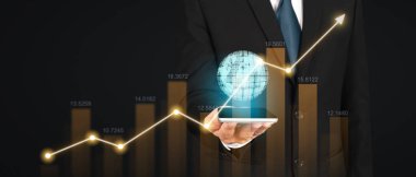 El ele tutuşan akıllı telefon cihazı ve dokunaklı ekran. Borsa konsepti. Tüccar izliyor.