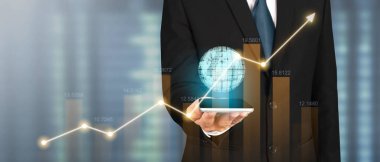 El ele tutuşan akıllı telefon cihazı ve dokunaklı ekran. Borsa konsepti. Tüccar izliyor.