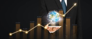 El ele tutuşan akıllı telefon cihazı ve dokunaklı ekran. Borsa konsepti. Tüccar izliyor.