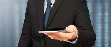 El ele tutuşan akıllı telefon cihazı ve dokunaklı ekran. Borsa konsepti. Tüccar izliyor.