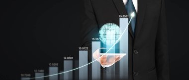 El ele tutuşan akıllı telefon cihazı ve dokunaklı ekran. Borsa konsepti. Tüccar izliyor.