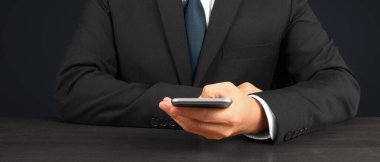 Akıllı telefon aygıtı tutan ve ekrana dokunan adam