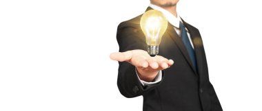 İnsanların elinde ampuller var. Yenilikçi teknoloji ve yaratıcılık.