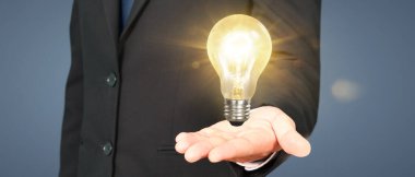 İnsanların elinde ampuller var. Yenilikçi teknoloji ve yaratıcılık.