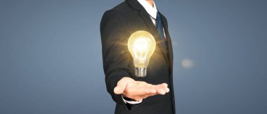 İnsanların elinde ampuller var. Yenilikçi teknoloji ve yaratıcılık.