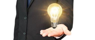İnsanların elinde ampuller var. Yenilikçi teknoloji ve yaratıcılık.