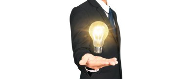 İnsanların elinde ampuller var. Yenilikçi teknoloji ve yaratıcılık.