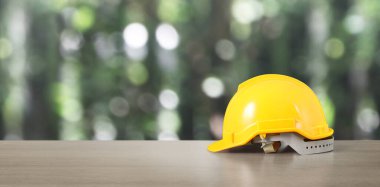 Sarı şapka model ev ve madeni para ile ticaret grafiği, finansal yatırım konsepti