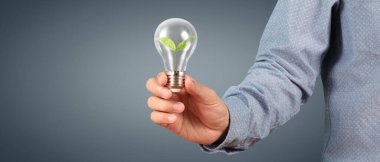 İnsanların elinde ampuller var. Yenilikçi teknoloji ve yaratıcılık.