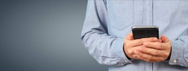 Akıllı telefon aygıtı tutan ve ekrana dokunan adam