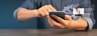 El ele tutuşan akıllı telefon cihazı ve dokunaklı ekran. Borsa konsepti