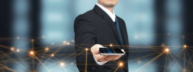El ele tutuşan akıllı telefon cihazı ve dokunaklı ekran. Borsa konsepti