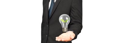 İnsanların elinde ampuller var. Yenilikçi teknoloji ve yaratıcılık.