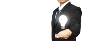 İnsanların elinde ampuller var. Yenilikçi teknoloji ve yaratıcılık.