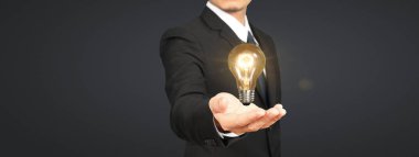 İnsanların elinde ampuller var. Yenilikçi teknoloji ve yaratıcılık.