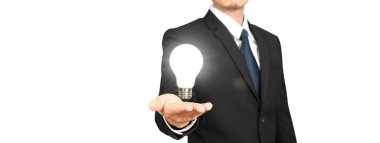 İnsanların elinde ampuller var. Yenilikçi teknoloji ve yaratıcılık.