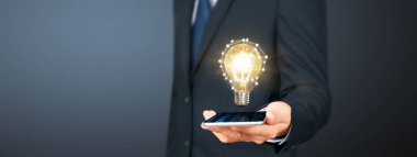 El ele tutuşan akıllı telefon cihazı ve dokunaklı ekran. Borsa konsepti