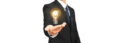 İnsanların elinde ampuller var. Yenilikçi teknoloji ve yaratıcılık.