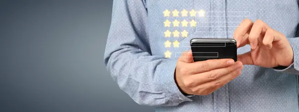Mann Hält Smartphone Gerät Und Touchscreen Mit Fünf Sterne Feedback — Stockfoto