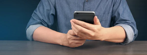 Ręczne Trzymanie Smartfona Dotykanie Ekranu Przewaga Rynkowa Giełdyp — Zdjęcie stockowe
