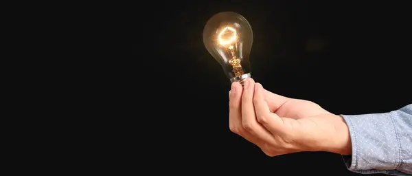 Menschen Halten Glühbirnen Der Hand Innovative Technologie Und Kreativität lizenzfreie Stockfotos