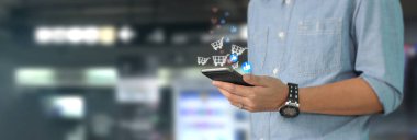 Akıllı telefon aygıtı tutan ve ekrana dokunan adam