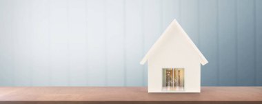 Beyaz arka planda izole edilmiş ahşap ev modeli. konsept, ev alıcısı veya ev satıcı