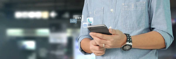 Mężczyzna Trzyma Urządzenie Smartfona Ekran Dotykowy — Zdjęcie stockowe