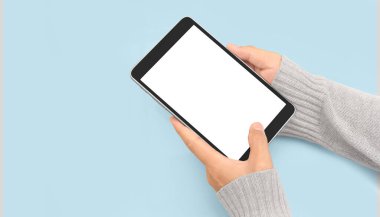 Ellerinde tablet, dokunmatik bilgisayar aleti var.