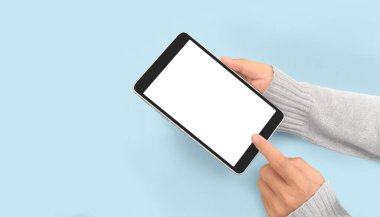 Ellerinde tablet, dokunmatik bilgisayar aleti var.