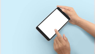 Ellerinde tablet, dokunmatik bilgisayar aleti var.