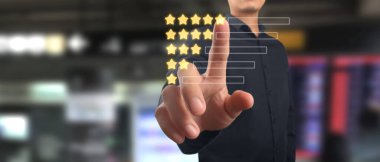 Görsel ekranda el sıkışma beş yıldız, Müşteri değerlendirmesi iyi değerlendirme konsepti