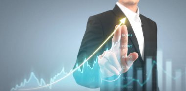 İşadamı, işinde grafik büyümesi ve grafik artışı için olumlu göstergeler planlıyor