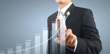 İşadamı, işinde grafik büyümesi ve grafik artışı için olumlu göstergeler planlıyor