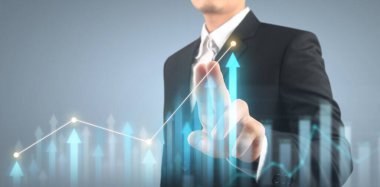 İşadamı, işinde grafik büyümesi ve grafik artışı için olumlu göstergeler planlıyor